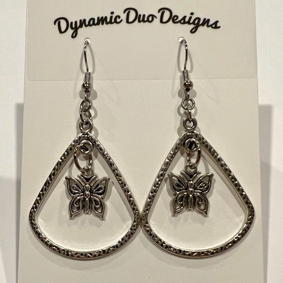 Butterfly 🦋 dangle charm earrings - Picture 5 of 6